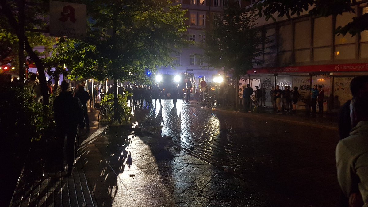 NiklasHeiden's tweet photo. POL hat Pferdemarkt + Schulterblatt geräumt. Grund dafür waren sitzende Personen auf der Straße + Flaschenwürfe. #G20HH2017 #G20HAM17 #NoG20 https://t.co/p7SD0Uz7tg