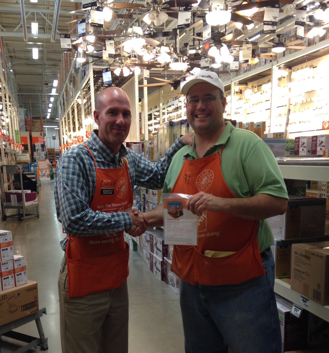 CLOOM1S's tweet photo. Al, D24 DS, drove 2 leads in D30 today!! Taking care of the customers!! @JungChangHD @McFarrenGary @dcbellah #THDSERVICES https://t.co/5xlQdQNDHj