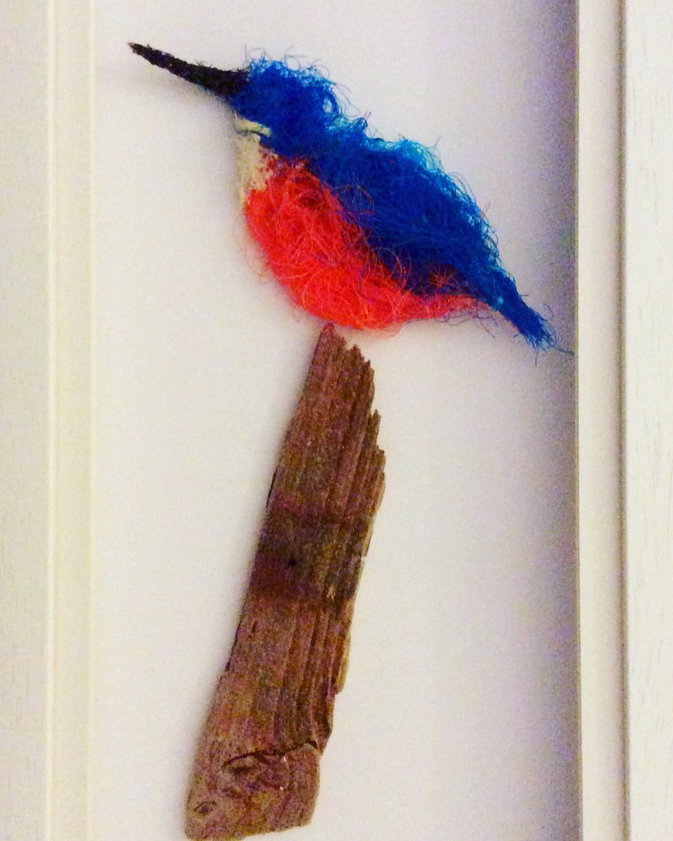 brittloeart's tweet photo. This little chap is made from #fishingwire cleared from my favourite shore in Newquay ❤️🌊 #2minutebeachclean @LustyGlazeBeach https://t.co/VzswMFjbwO