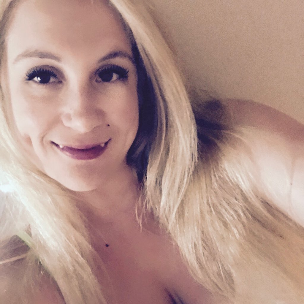 bombshellbecca7's tweet photo. #NewProfilePic https://t.co/lw8rvn2sKh