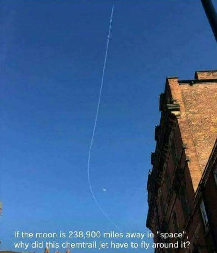 Si la luna está a 238.900 millas lejos en el espacio, ¿por qué este chemtrail tiene que rodearla?