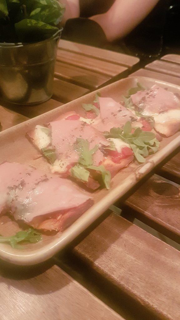 Mientras vosotros subis vuestros cuerpazos a instagram... yo prefiero meter tripa. <a href="/RestElEscondite/">Escondite Villanueva</a> #sitiotop