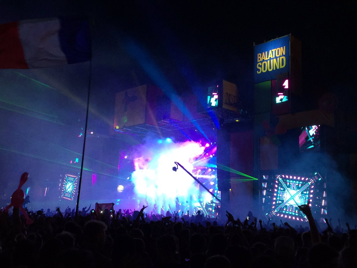 BlerdHipHop's tweet photo. Con todo este color abría @KygoMusic su set en el main stage https://t.co/G4EPZcQUN0