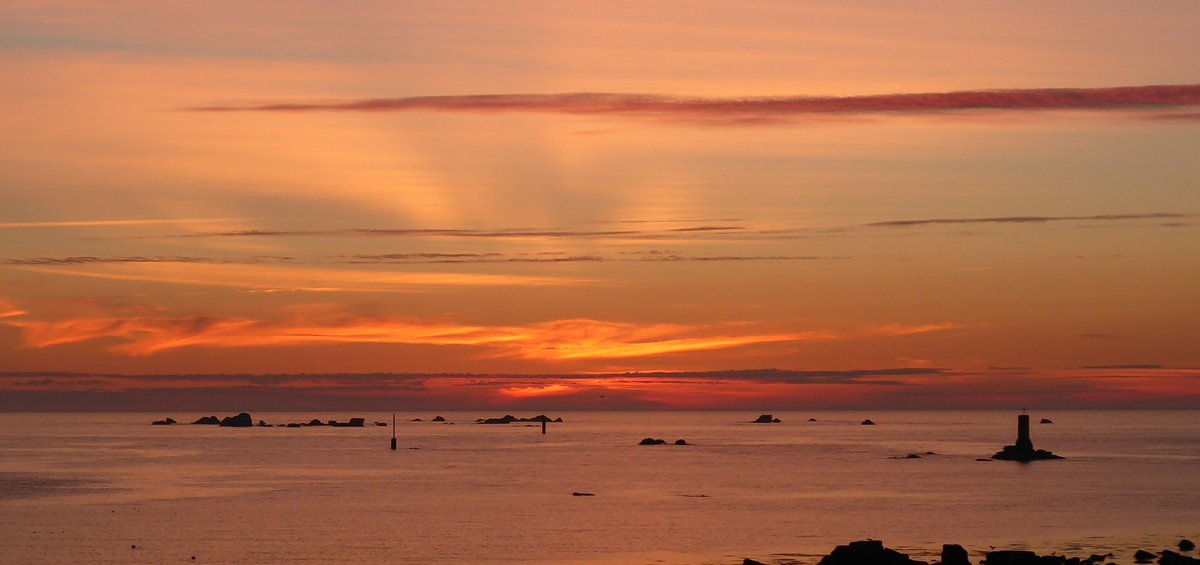 Lakikidu29's tweet photo. Coucher du soleil vu de la Presqu'île Saint-Laurent à #Porspoder le 06Juil17 https://t.co/Ndu8oXPvwX