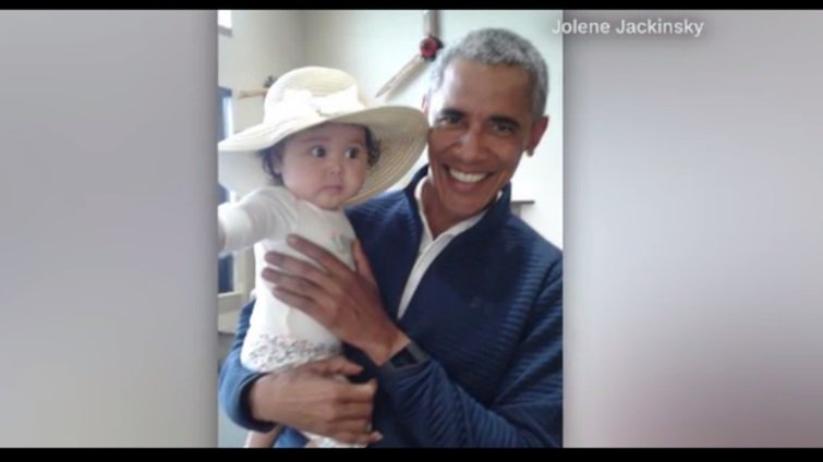 Obama charms baby, and her parents, at Alaska airport bit.ly/2tBZwVg https://t.co/1Dh5syO2WG