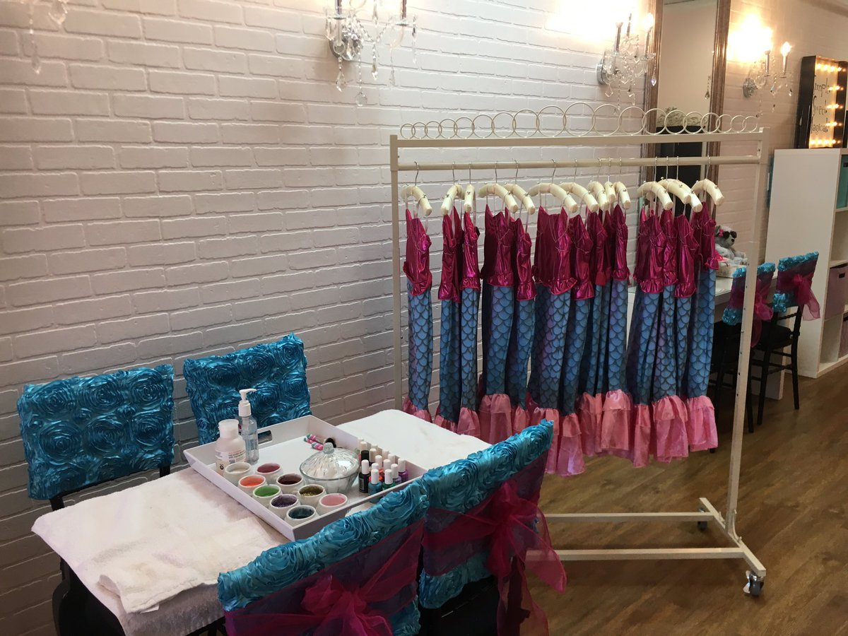 SPPHumble's tweet photo. The ocean called and we are Mermaid Ready! We are so excited for today's party! 🐳🐚 #birthdayparty
#mermaid #mermaids #mermaidparty #bookus https://t.co/uOxat0xl4Q