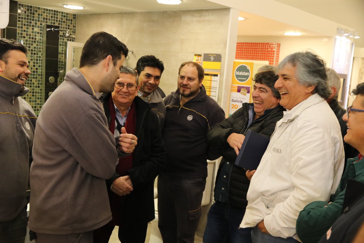SubOrganizacion's tweet photo. @RamonMuerzaSEC  haciendo un reconocimiento a la trayectoria al cro. Saucedo de #Cencosud. https://t.co/dcreMNO5Ap