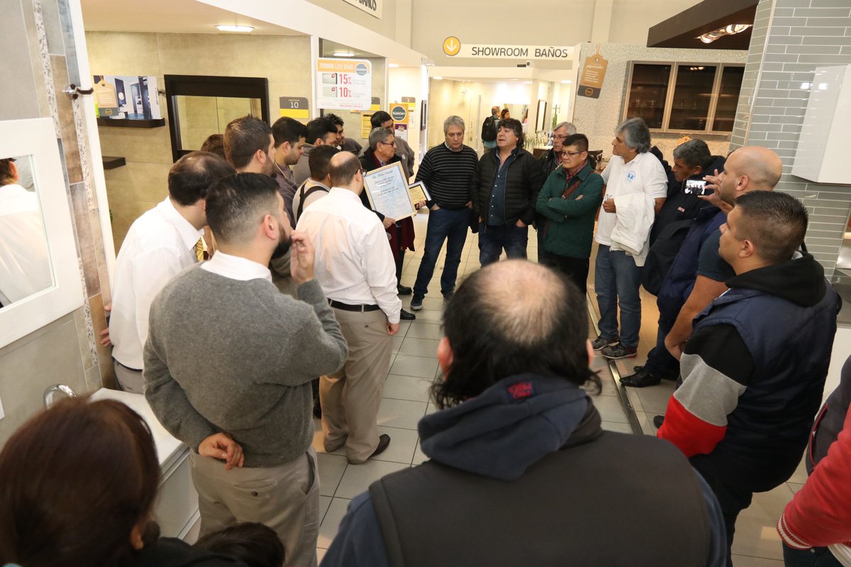 SubOrganizacion's tweet photo. @RamonMuerzaSEC  haciendo un reconocimiento a la trayectoria al cro. Saucedo de #Cencosud. https://t.co/dcreMNO5Ap
