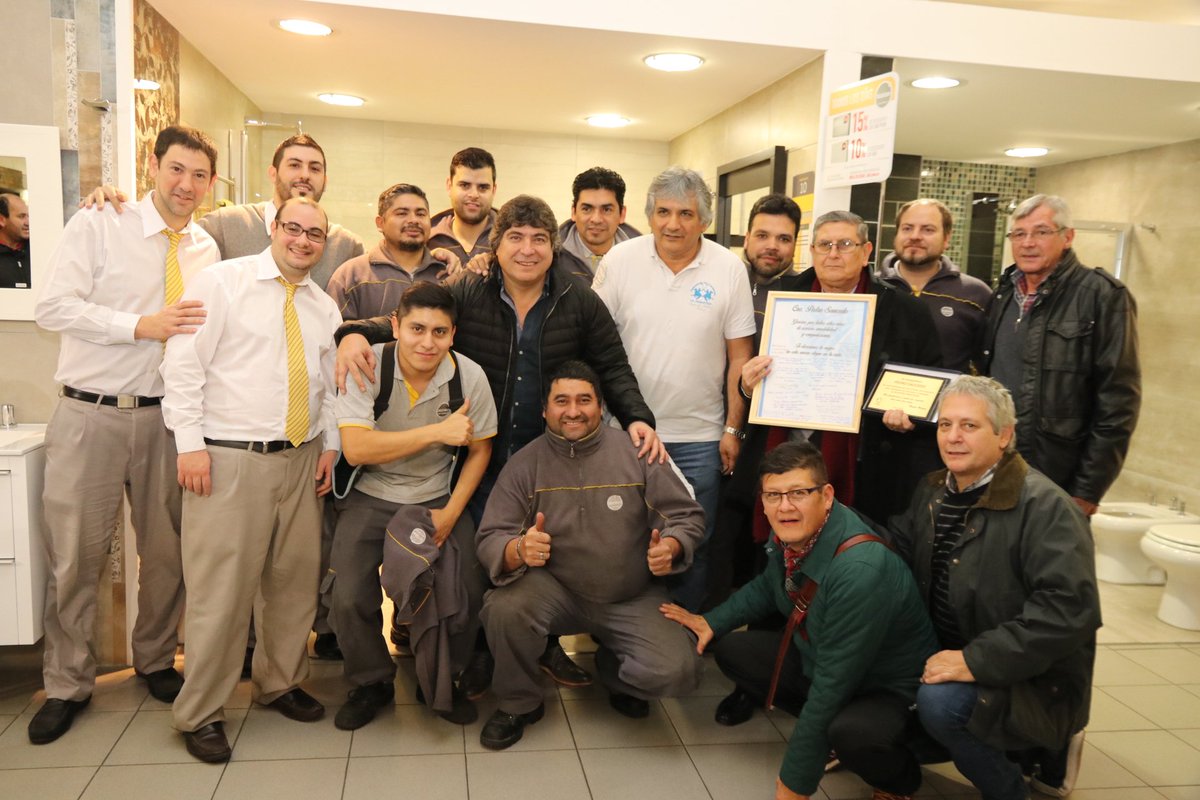 SubOrganizacion's tweet photo. @RamonMuerzaSEC  haciendo un reconocimiento a la trayectoria al cro. Saucedo de #Cencosud. https://t.co/dcreMNO5Ap