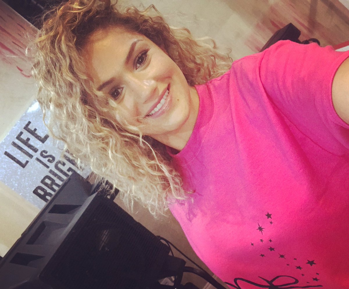 PearlGonzalez's tweet photo. Make up Ready.. Going live in 15!!!
ππ½ππ½
https://t.co/gfQifLOeEu
#MarlyRay #PearlGonzalez #pearl #Pearls https://t.co/ZcEA2QyRG7