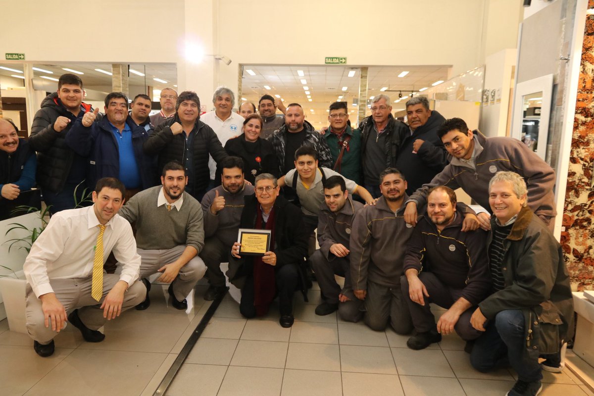 @RamonMuerzaSEC  haciendo un reconocimiento a la trayectoria al cro. Saucedo de #Cencosud.