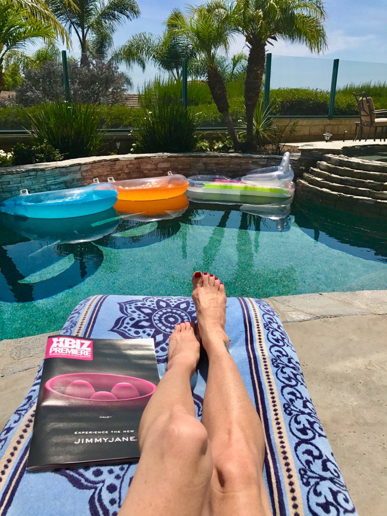 ExperienceWarm's tweet photo. Absolutely exactly what I should be doing today. #WARMeverydamnday!💖#excepttoday Today we rest. SatVibes~☀️👙💦🔥🍸@XBIZ https://t.co/EwjuAinWoS