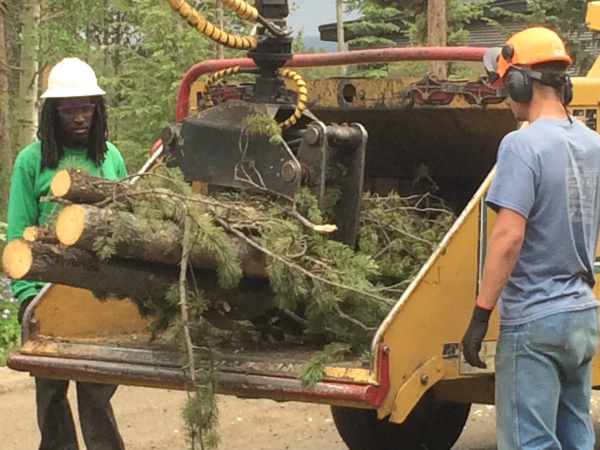 SummitSheriffCO's tweet photo. #Peak2Fire Update on Peak 7 escalated chipping efforts 7/8 https://t.co/f50m0xgPE4 @Peak2Fire https://t.co/8GDyt0NB60