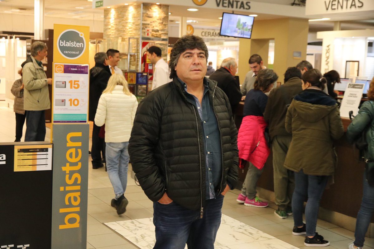 @RamonMuerzaSEC en un local de de la cadena #cencosud reconociendo a un compañero de 23 años de antigüedad