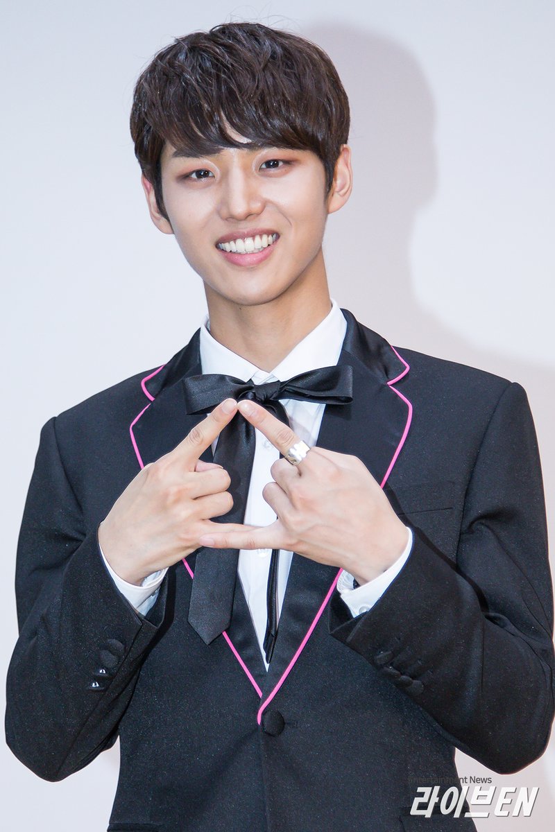 PENTAGONBrasil's tweet photo. [PRESS] Hongseok para a Youku KBeat Interview (06.07) https://t.co/kGSgkgqrAM