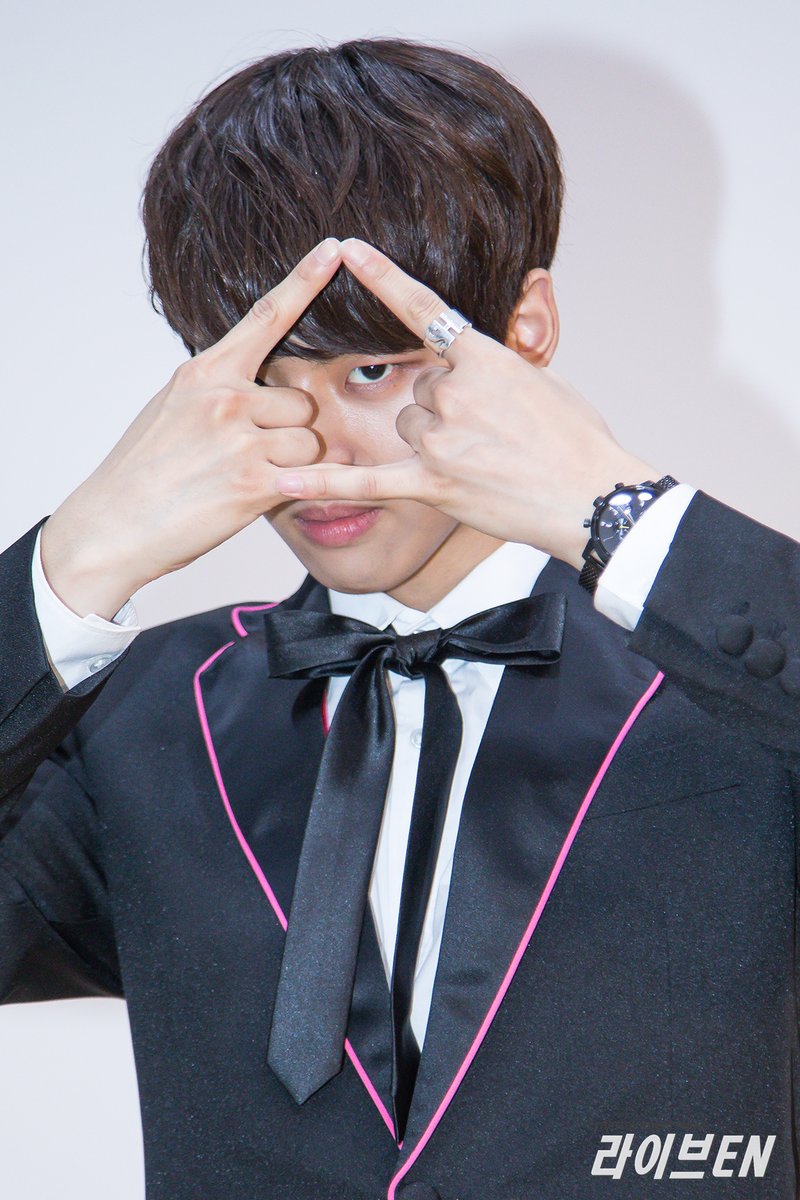 PENTAGONBrasil's tweet photo. [PRESS] Hongseok para a Youku KBeat Interview (06.07) https://t.co/kGSgkgqrAM