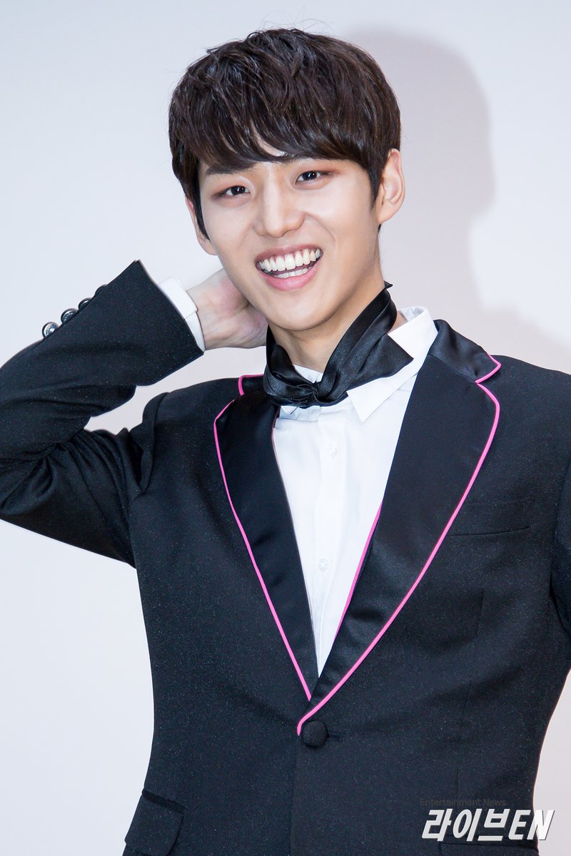 PENTAGONBrasil's tweet photo. [PRESS] Hongseok para a Youku KBeat Interview (06.07) https://t.co/kGSgkgqrAM