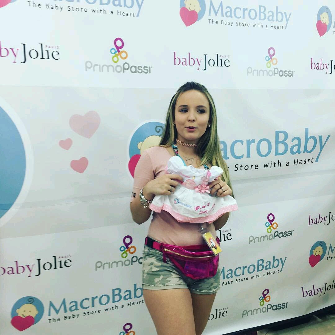 Instagram by @jacquelinedeandrade 

"Larissa Manoela #larissamanoelaoficial #Macrobaby #rotary #thocostaoficial😘😘"