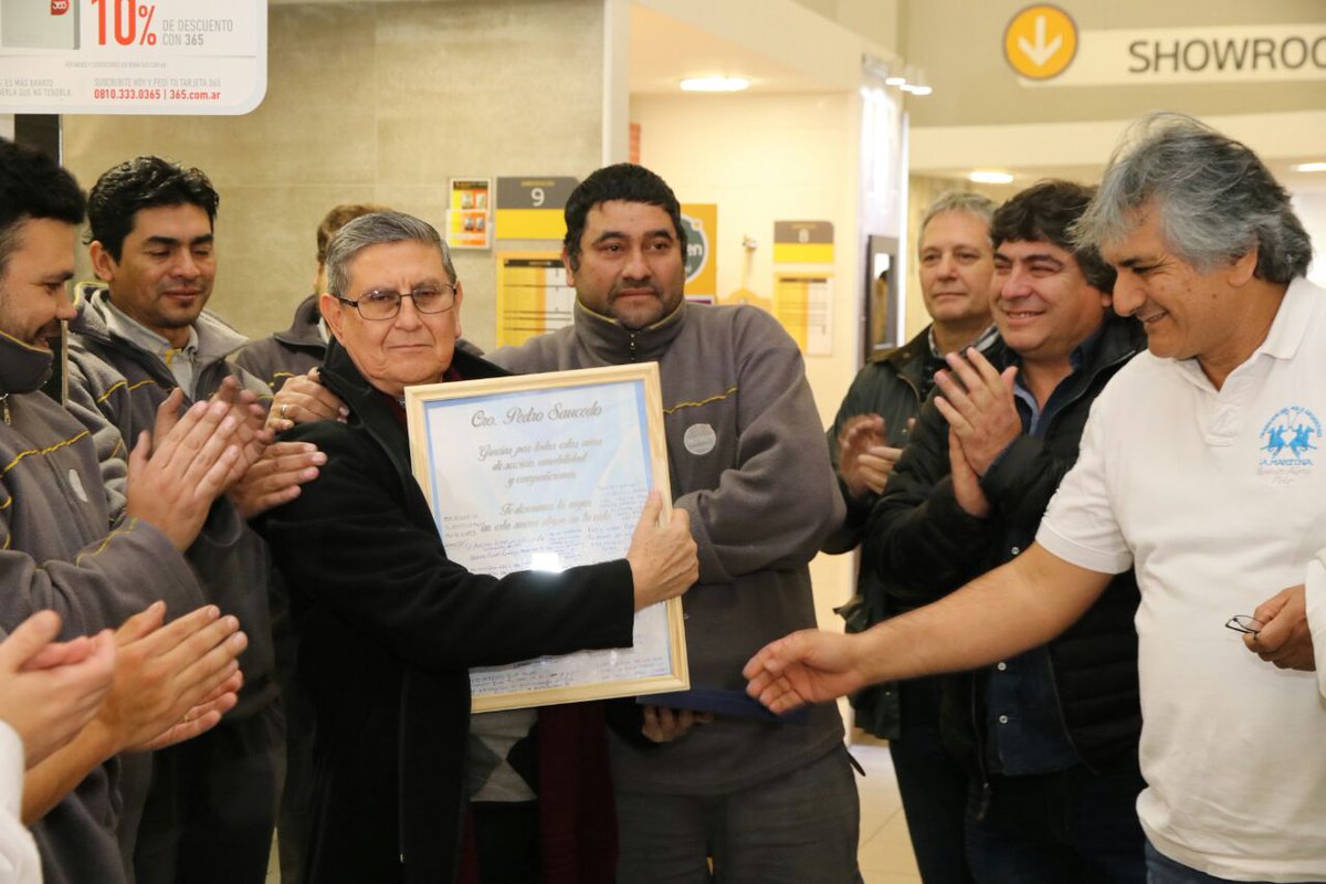villagra1978's tweet photo. El reconocimiento al esfuerzo y al sacrificio de años !!! Muy buen gesto @RamonMuerzaSEC junto a los trabajadores de cencosud!! https://t.co/T4chvDvL76