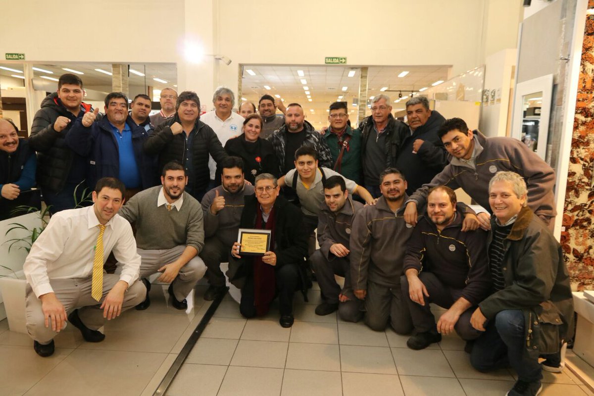 El reconocimiento al esfuerzo y al sacrificio de años !!! Muy buen gesto @RamonMuerzaSEC junto a los trabajadores de cencosud!!