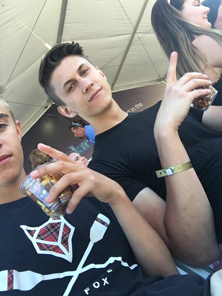 KeeganKazi's tweet photo. #bandtagalongsweeps @USCellular chilling in the VIP thing https://t.co/5k0JHQ74ZQ