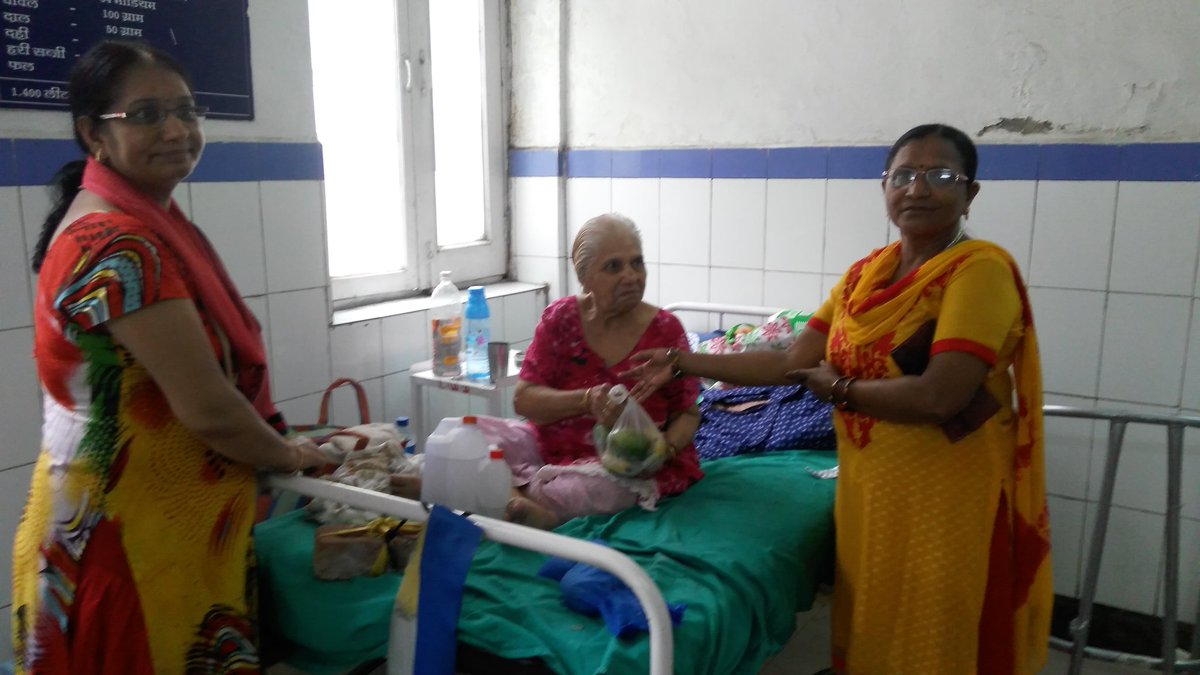 AshramHaridwar's tweet photo. @AsaramBapuJi 's sadhaks in the hospitals of #Haridwar celebrating #GuruPurnima with the sicks @WHO 

"ज्ञान के आदर का पर्व"- #गुरूपूर्णिमा https://t.co/53A9PpE8iu