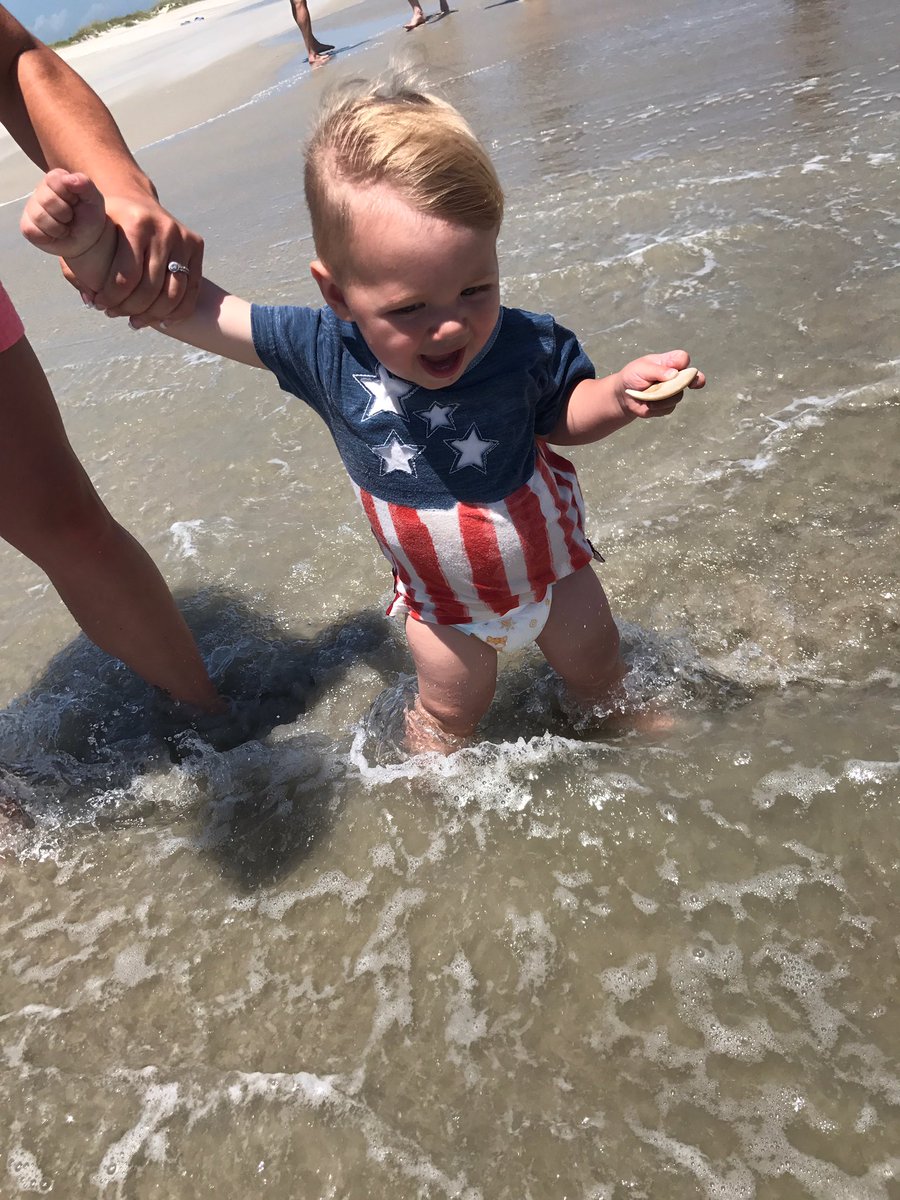 TheoReactionss's tweet image. Candids by the beach #BeachBaby #SummerTime #SummerVibes