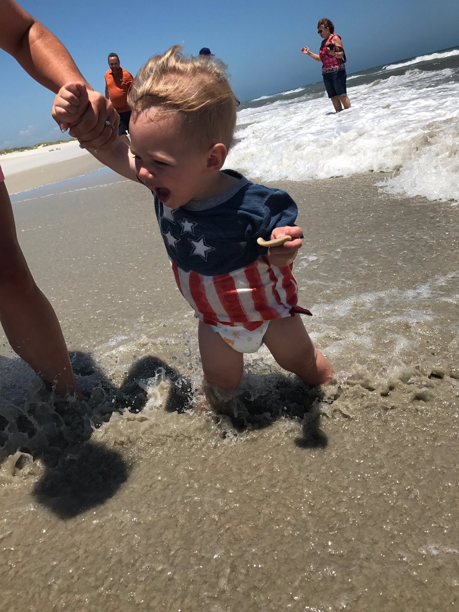 TheoReactionss's tweet image. Candids by the beach #BeachBaby #SummerTime #SummerVibes