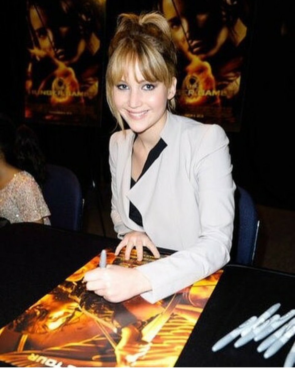Kidsview502's tweet photo. Get a pre-autographed poster at #ThePowerOfOne #Pjparty 7/13. Tickets at @FrazierMuseum.
#HungerGamesExhibition
@FundfortheArts https://t.co/pN7uRjsGAL
