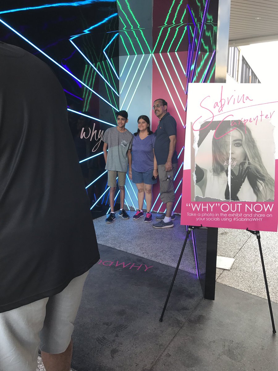 prfctlywanda's tweet photo. loving how other people stop by and have fun taking pictures on her booth #SabrinaWHY @SabrinaAnnLynn https://t.co/wwQ9pkFogL