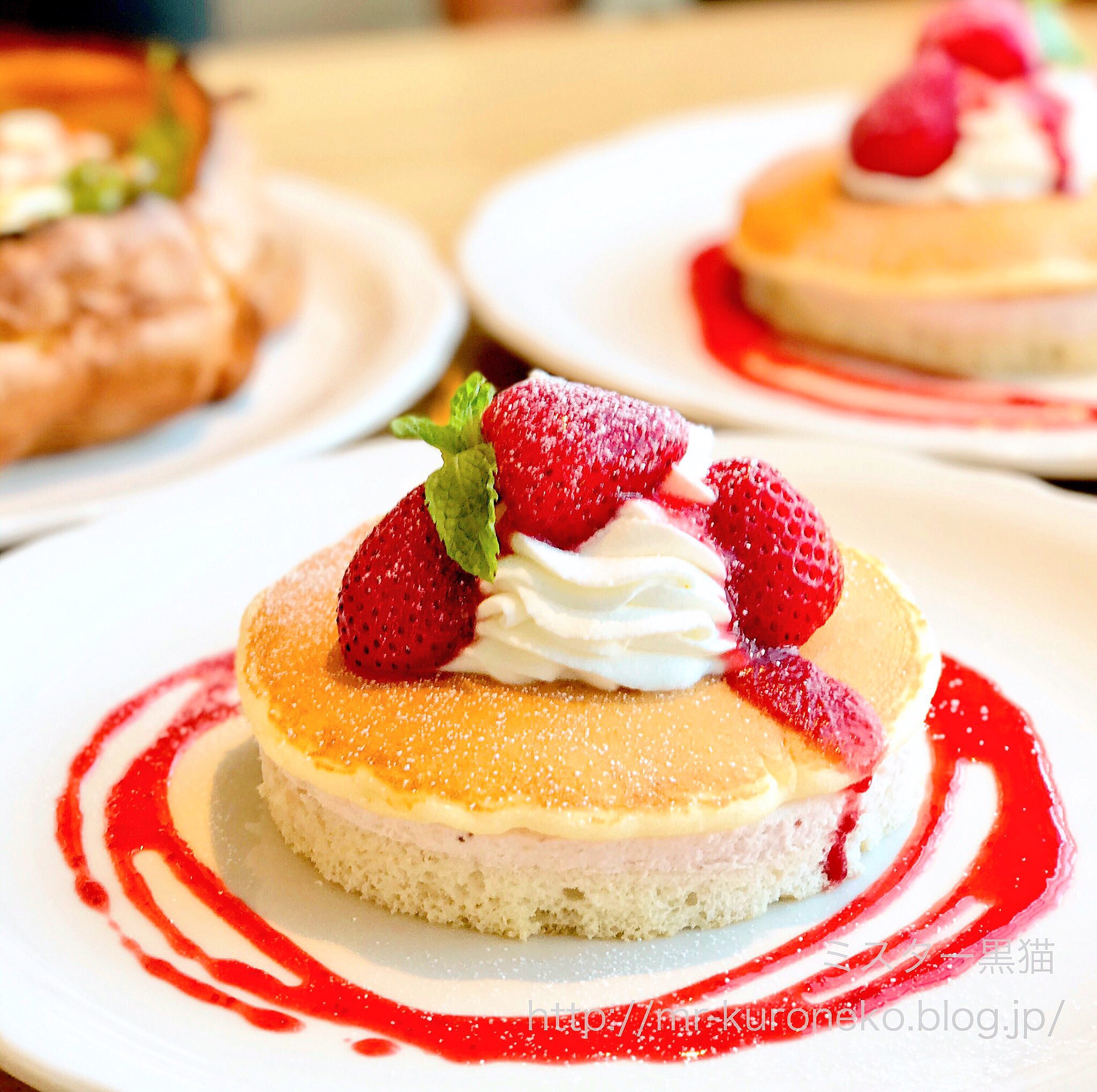 ミスター黒猫 カフェ 喫茶店 スイーツ パンケーキ パンパンパンケーキツアーズ パンケーキツアーズ17 限定 オリジナルパンケーキハウス 原宿店限定 いちごの生スフレパンケーキ プレーン生地とスフレ生地の間にはいちごの ミスター黒猫 カフェ 喫茶店 スイーツ パンケーキ パンパンパンケーキツアーズ パンケーキツアーズ17 限定 オリジナルパンケーキハウス 原宿店限定 いちごの生スフレパンケーキ プレーン生地とスフレ生地の間にはいちごの