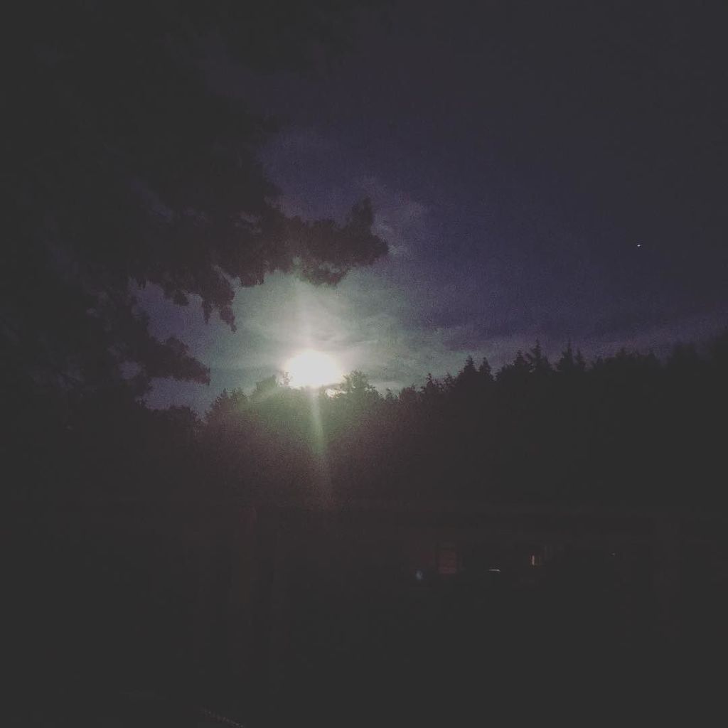 kmore's tweet photo. Current moon. #superstag https://t.co/2wSlWa7ClG https://t.co/3IdXQMjcUH