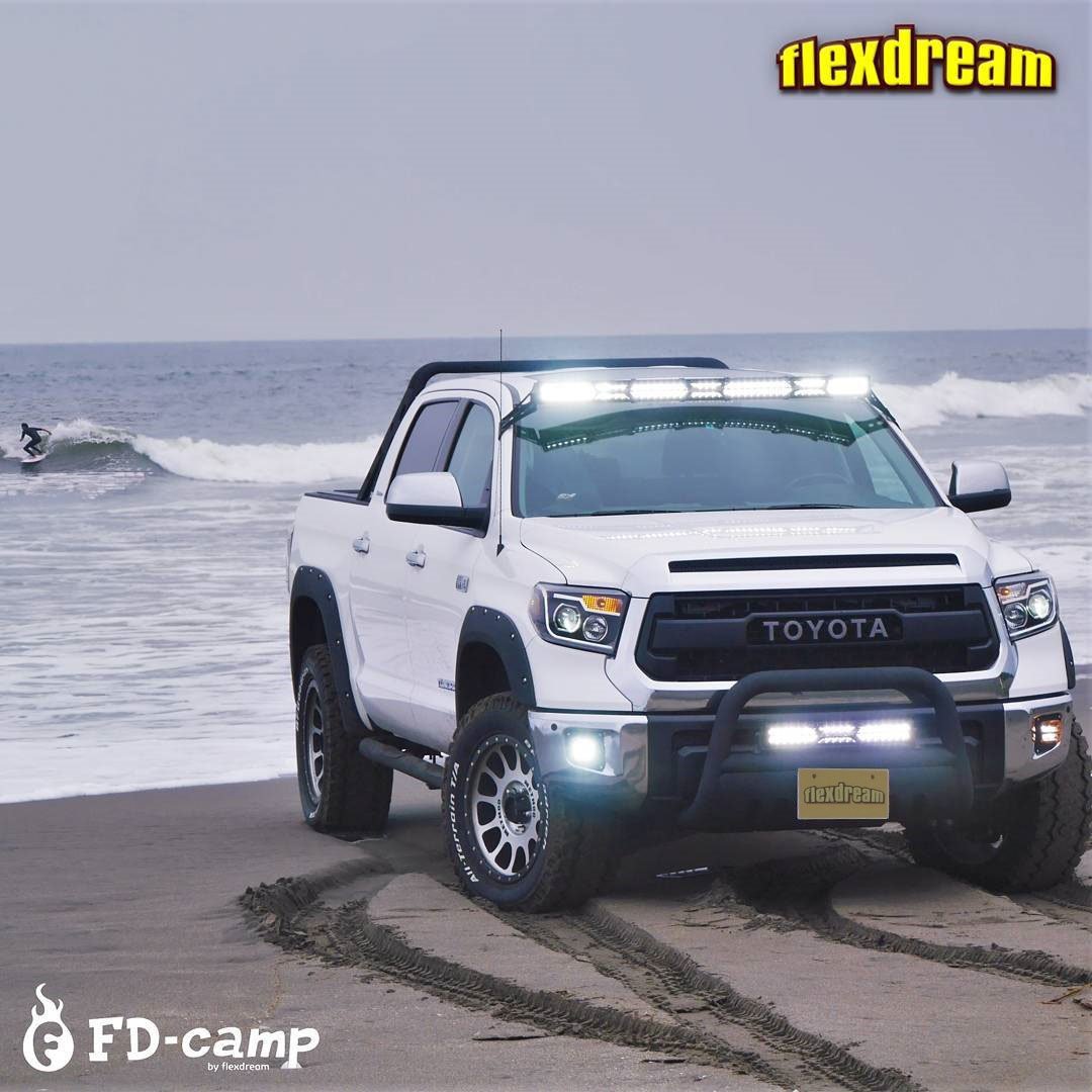 Fd Camp クルマ アウトドア タンドラクルーマックス 4wd アメリカンピックアップはやっぱり海が似合います 四駆なので砂浜も楽勝です サーフィンのお供にいかがでしょうか 海 サーフィン タンドラ 北米トヨタ Usトヨタ 並行輸入車 逆輸入車