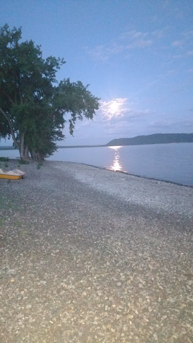 Moon rising Pepin #kare11weather <a href="/PepinRowing/">Pepin Rowing Club</a> #harborhillinn