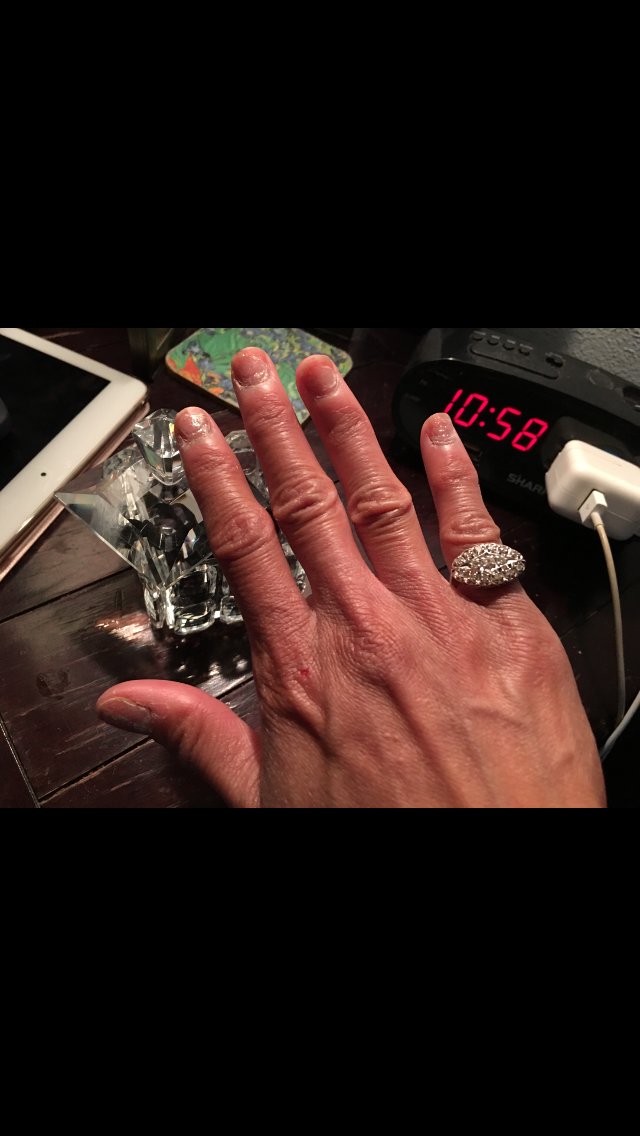 MarleeGinter's tweet image. Heartbroken.  Lost Nana's ring at Palm Beach Airport today @americanairlnes Please share, maybe someone will have heart to turn in 😢