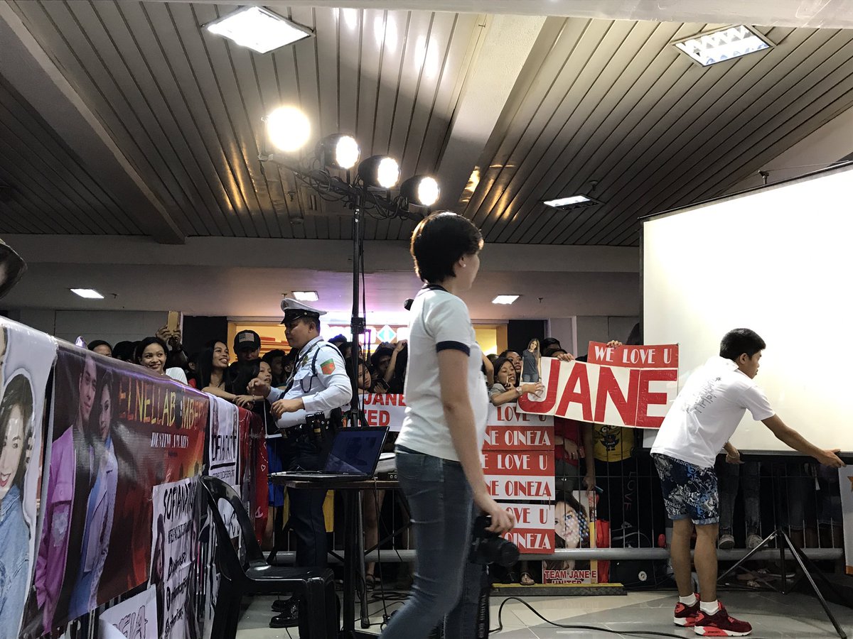 iamjamesbanaag's tweet photo. Hello, Starmall EDSA!!! #BloodyCrayons3DaysToGo https://t.co/1qEnWTe075