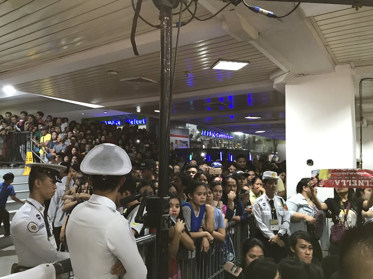 iamjamesbanaag's tweet photo. Hello, Starmall EDSA!!! #BloodyCrayons3DaysToGo https://t.co/1qEnWTe075