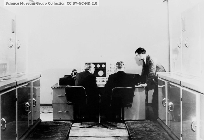 sim_manchester's tweet photo. #onthisday 1951 The first commercially available computer, Ferranti Mk 1, was formally inaugurated @OfficialUoM https://t.co/LRoesNBrRw 1/2 https://t.co/cGKUnYe0xl