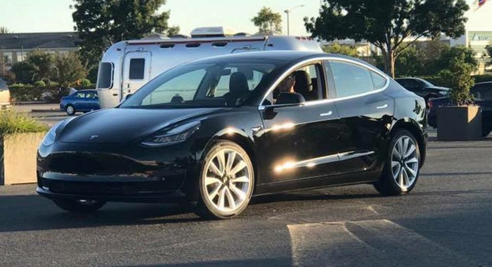 chargeshopAT's tweet image. Das Model 3 ist wunderschön geworden.
Hier Elon&apos;s Model 3 mit der Seriennummer 1.