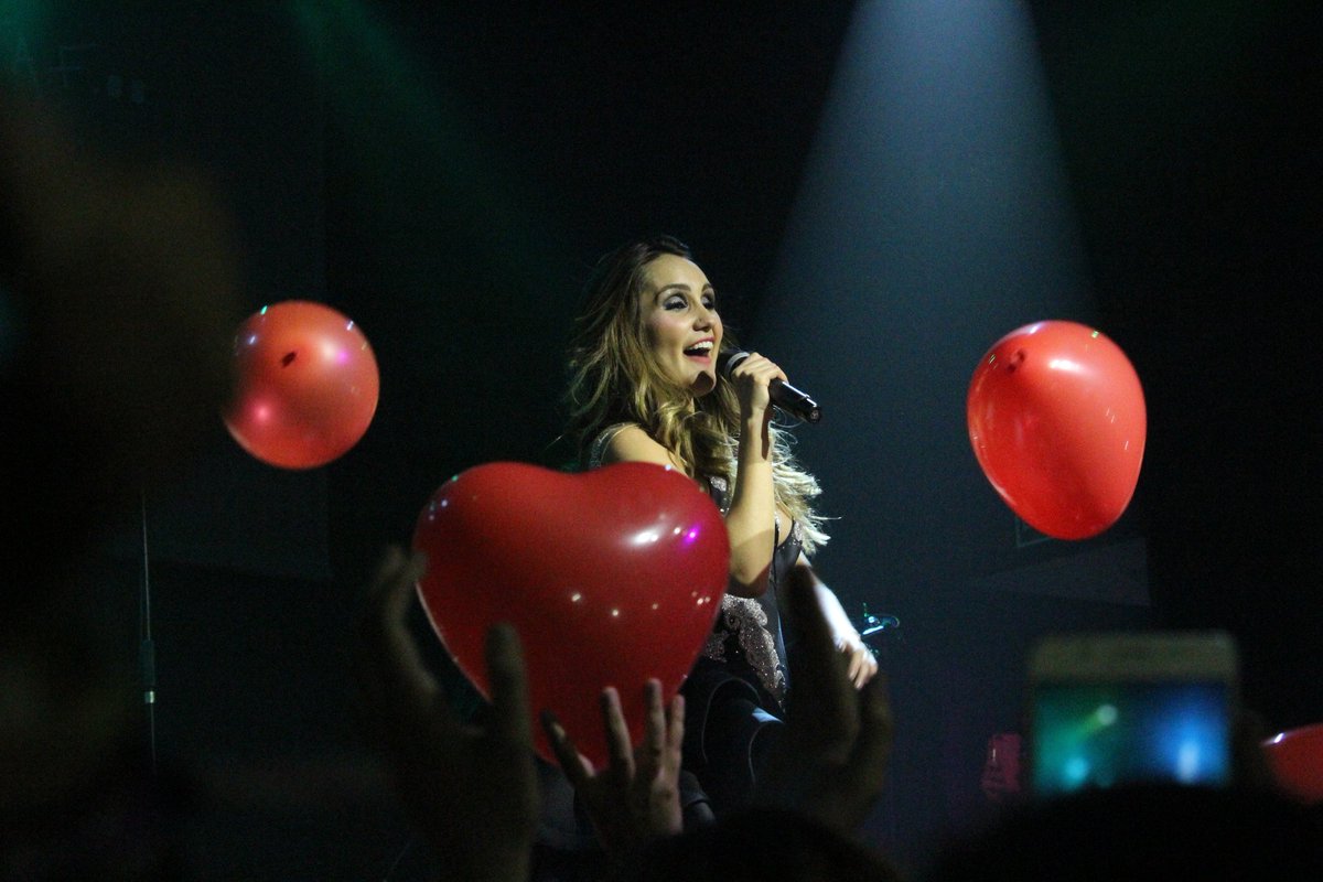 MxRebeldeFR's tweet photo. @DulceMaria Las 14 horas de vuelo valieron la pena! 😅😍 GRACIAS por esas dos experiencias increíbles! ❤ Lo repetiría mil veces! Je t'aime!!😍 https://t.co/4TRC0DlePg