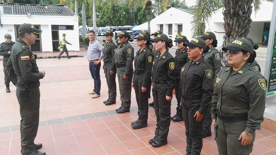 SebastianAbel19's tweet photo. Formación de la escuadra completa @YimmiTovar @djlopez0210 @PoliciaColombia @PoliciaNeiva #PoliciaPorUnDia ✌👮🚔 https://t.co/mFx2ce7TFV