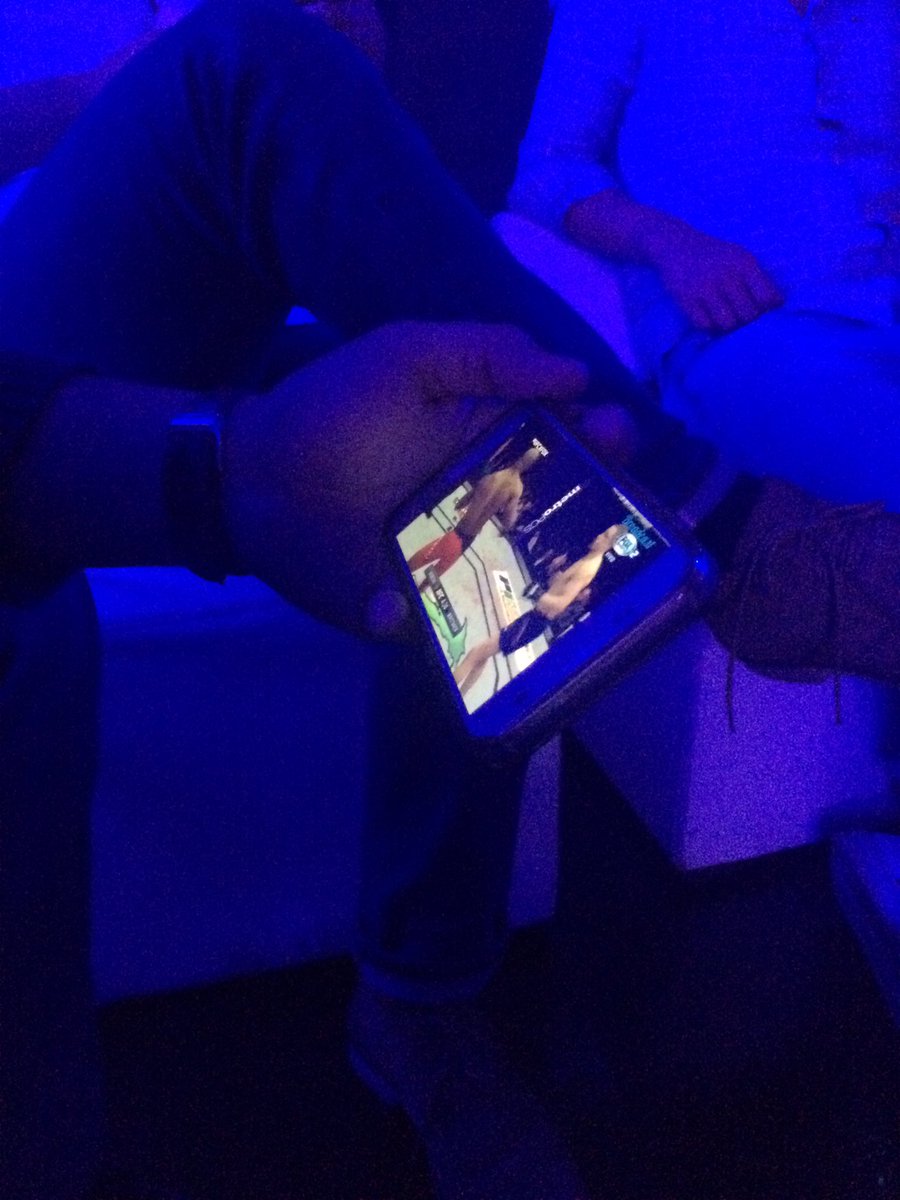 crisbleu's tweet photo. Porq hasta en la fiesta se puede ver la #UFCenVivo #ufc2013 😊 https://t.co/wZu01BBbeg