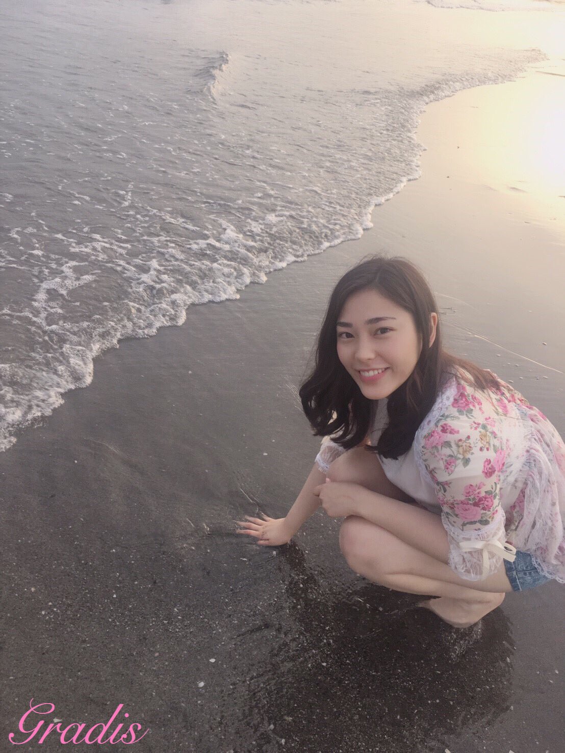 小嶋 グラディス Gradis Ar Twitter この前友達と由比ヶ浜行ったときの 誕生日サプライズも成功して楽しかった また海行きたいな 鎌倉 由比ヶ浜 海 サプライズ 誕生日 T Co F2g04lnf9z Twitter