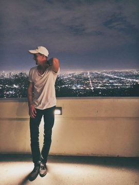 あるある なぜ 彼女が彼氏を撮影した写真 と 彼氏が彼女を撮影した写真 はこんなに差があるのかと話題に Pouch ポーチ