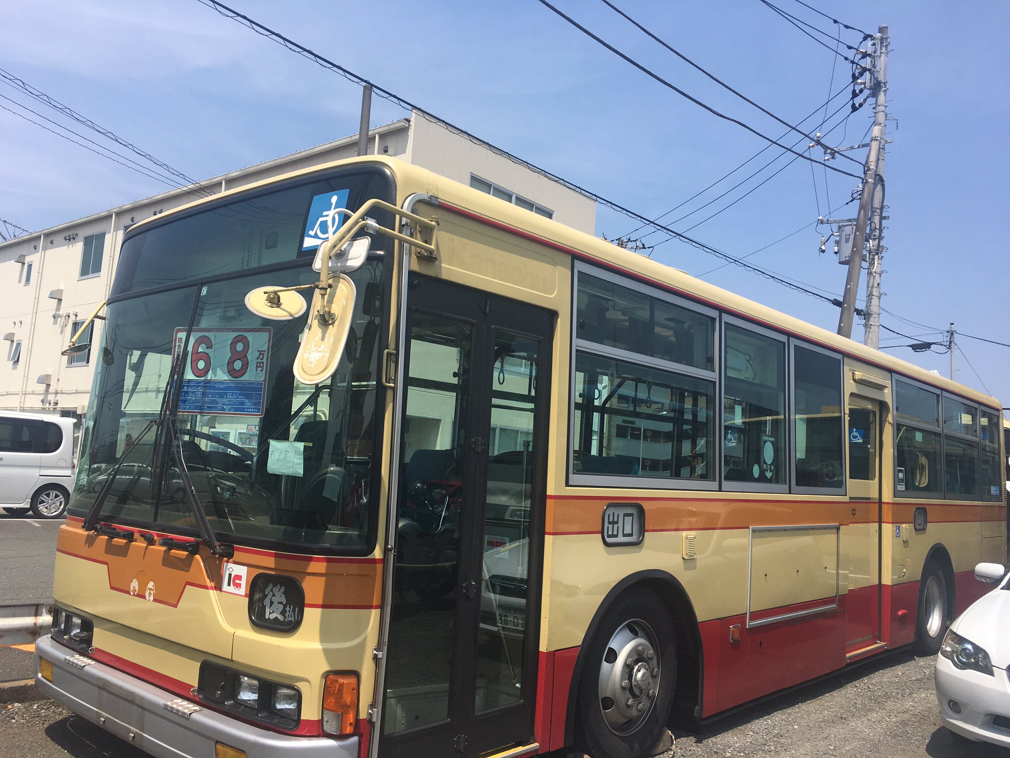 海老名と厚木noma編集長 まなてぃー あれ 見たことあるバスが列をなしてる バスが販売されているー 北欧自動車で神奈中バスが販売されています しかも 比較的に売れるそうです ビックリ まなてぃー散歩 バス 北欧自動車 神奈中バス