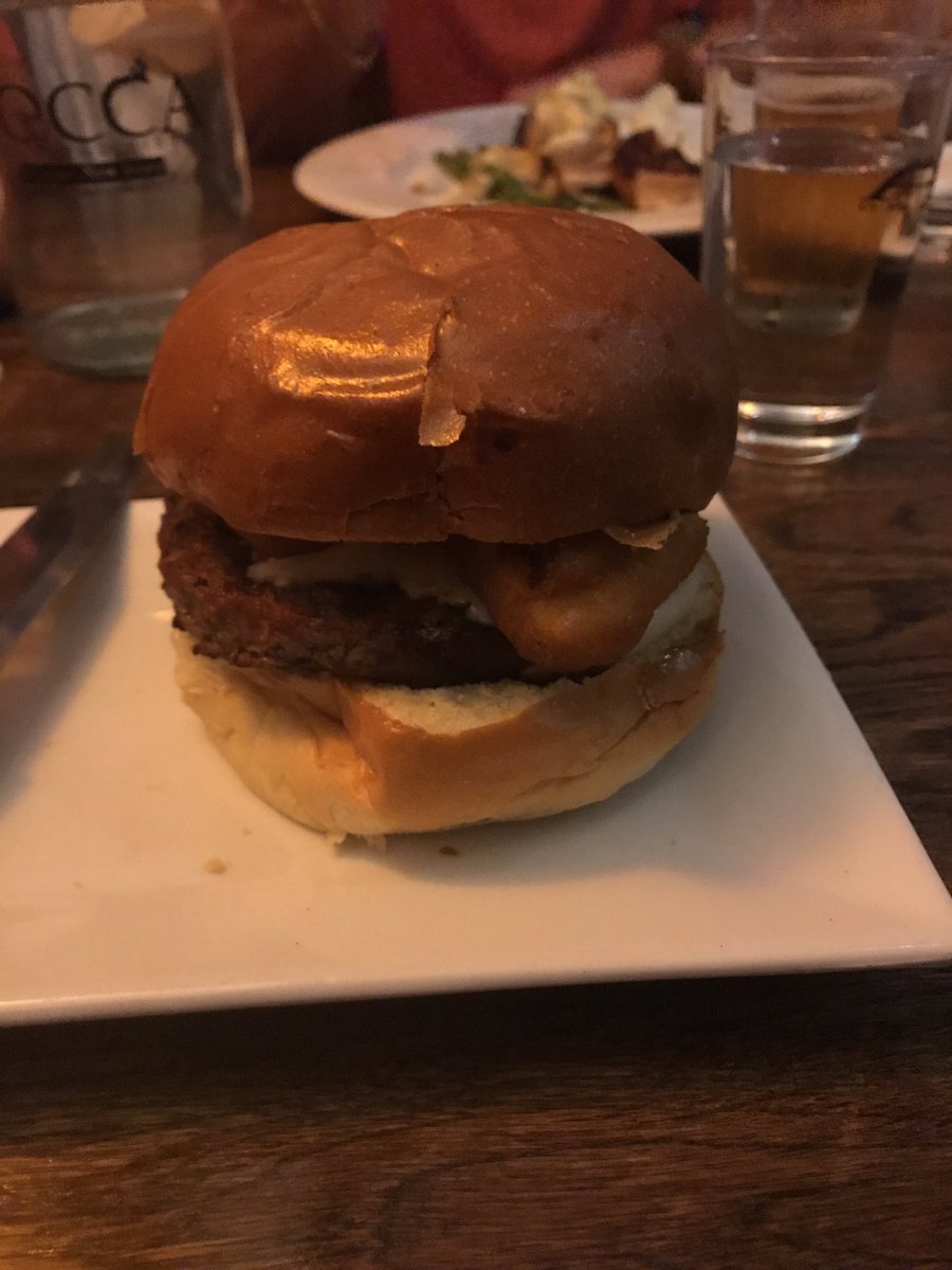 annoyancefactor's tweet photo. Mack n cheese burger was good tonight https://t.co/G4b3kz4Y31