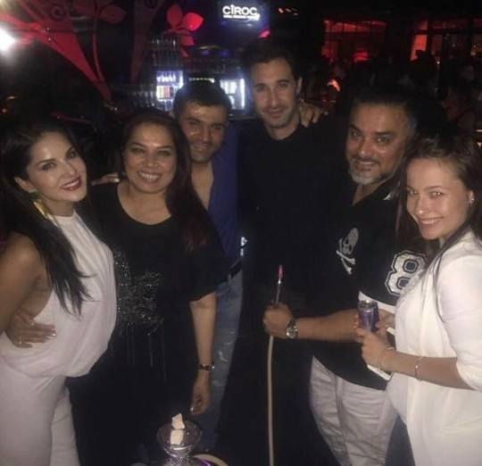 iamsunnyloverz's tweet photo. Few more pics from the amazing last night in #Barcelona!!😍😊😀
#SunnyLeone https://t.co/os4L9MoLO7