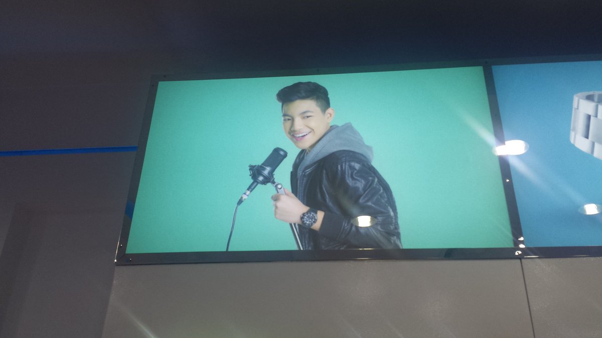 kayravasquez's tweet photo. Sa unisilver 

Me be like: pede po ba picturan *picture ni Darren 
Saleslady: oo sige @Espanto2001 
Yay hahaha 💚💚💚 https://t.co/GGig2Y7RPa