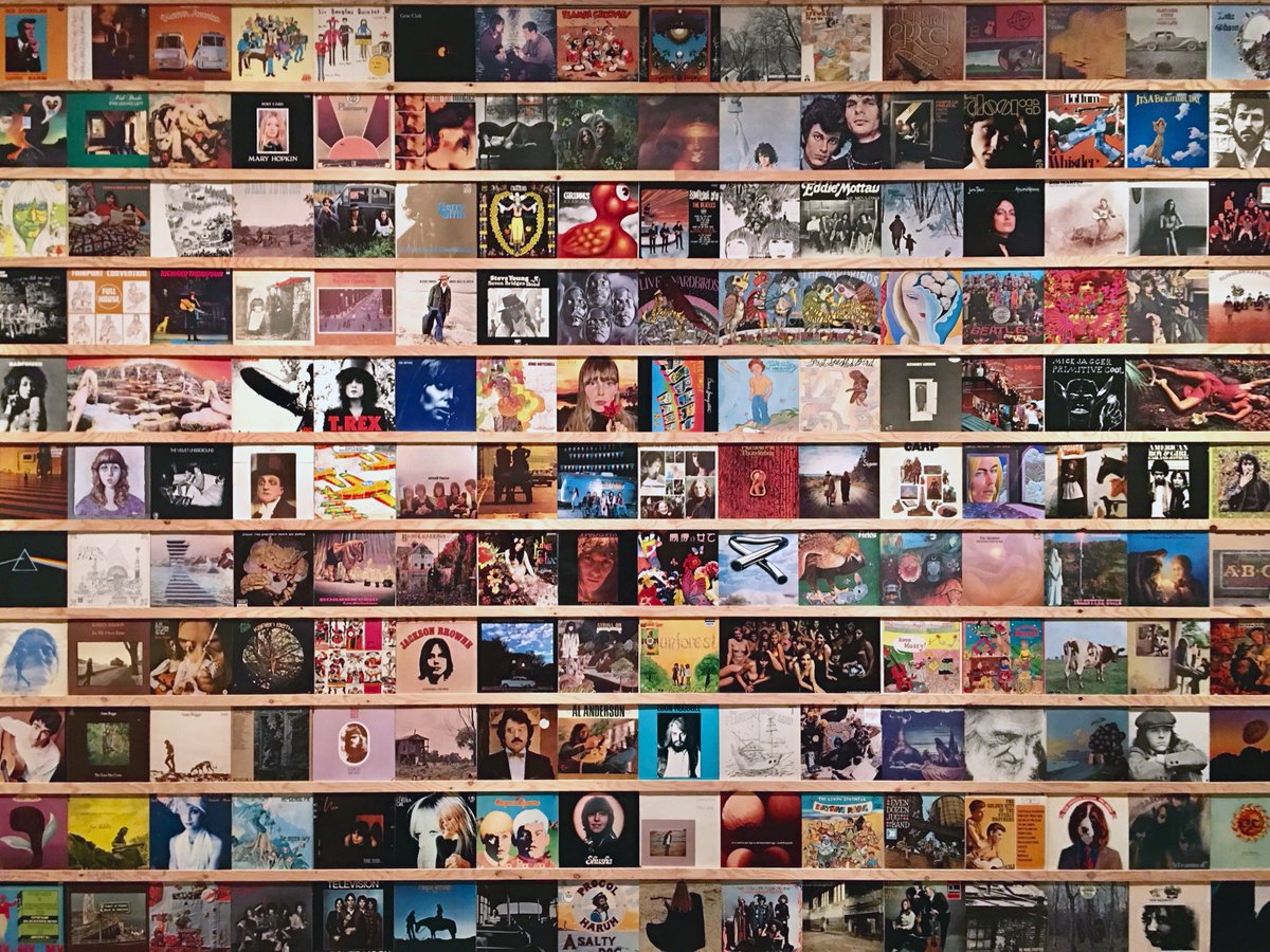 レコードも持ってきて展示しました。324枚を飾りました。パンクに