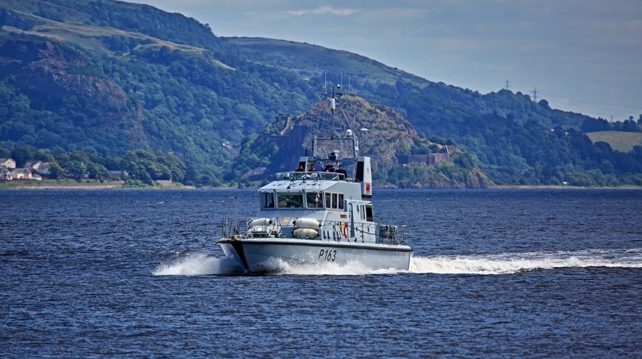 DougieCoullPix's tweet photo. HMS Express heading downriver from Glasgow yesterday.
#RoyalNavy #shipping #inverclyde #hmsexpress #mariners https://t.co/2YcBsfLWQp